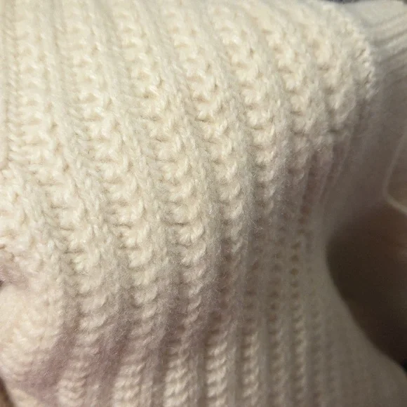 Authentic Gucci Cashmere Sweater - Picture 4 of 8